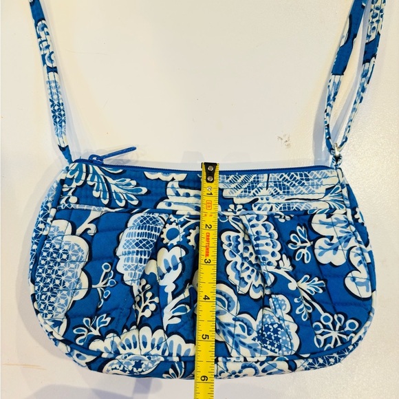Vera Bradley Blue and White Floral Crossbody Bag Mint Condition H 5.3 * W 9.3 - Picture 5 of 8
